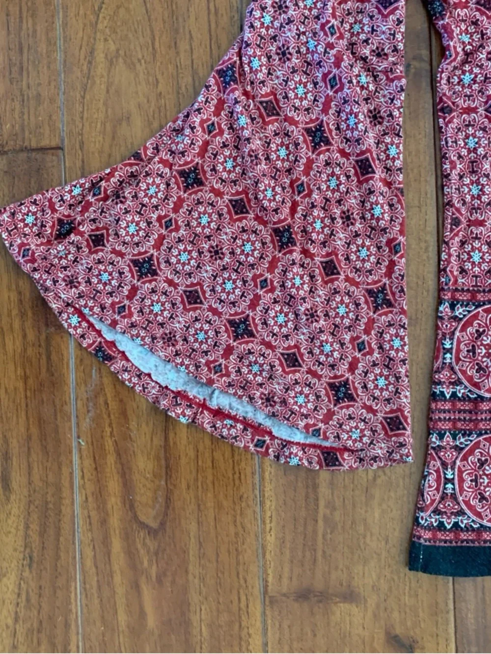 Rose + Olive Top Size L Red Geometric Boho Bell Sleeve Jersey Stretch Western - Picture 3 of 11